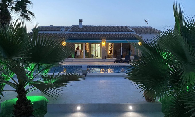 Catral Villa | Modern villa with large garden and heated pool near the sea