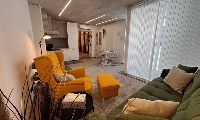 Wiener Neustadt Apartment | Modern "Yellow" apartment in the historic center