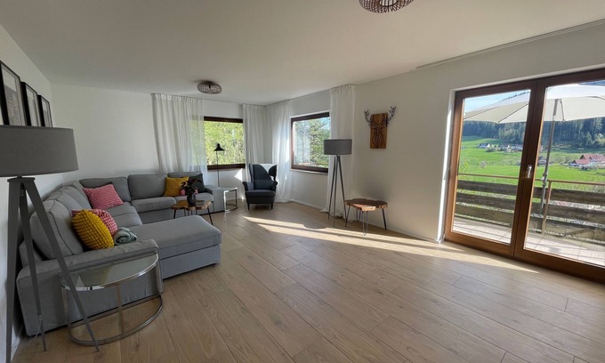 Tonbach Apartment | Moderne grosszügige Wohnung "Tal und Tanne" mit Blick ins Tal und auf die Berge.