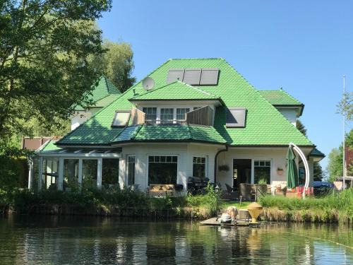 Barmstedt Apartment | Moderne Maisonette-Wohnung am Karpfenteich; modern Apartment with view of the carp pond