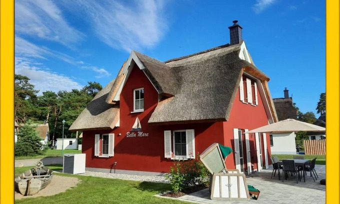 Zirchow Apartment | Modernes Reetdach-Ostseeferienhaus Bella Mare, Insel Usedom mit Sauna, Kamin & Sonnenterrasse