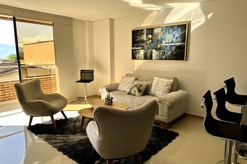 Envigado Apartment | Moderno Apt. Balcón con vista, rápido WiFi y AC