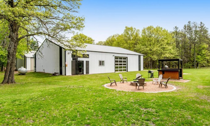 Mather House | Moe's Vineyard - Barndominium