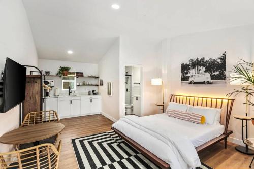 Chandler Apartment | Mokuhonu Studio suite. hōʻoluʻolu