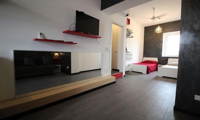 Borgo Venezia Apartment | Monolocale Trainspotting