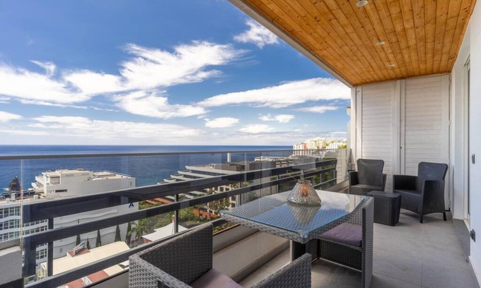 Sao Martinho Apartment | Monumental Apartment 610 Balcony Sea View