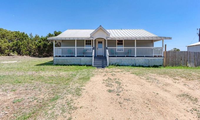 Dripping Springs Cottage | Moon Cottage w Yoga Retreat Access