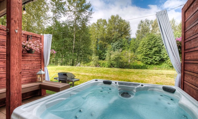 North Bend House | Moon River Suites 5 - on River, Private Hot Tub, Downtown by North Bend Escapes