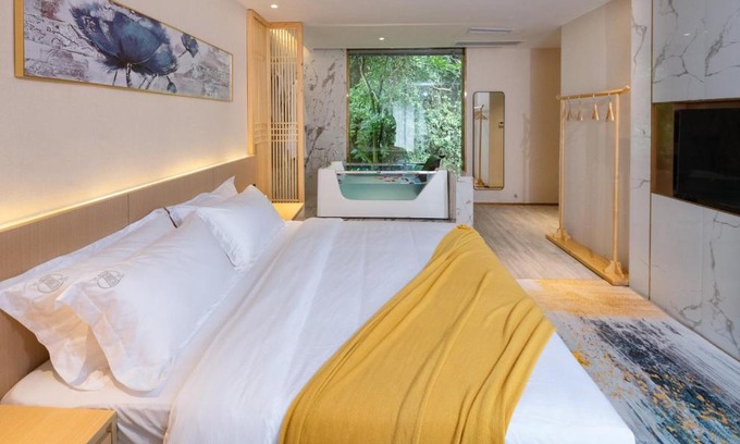 Fenghuang House | Moon River View Hotel