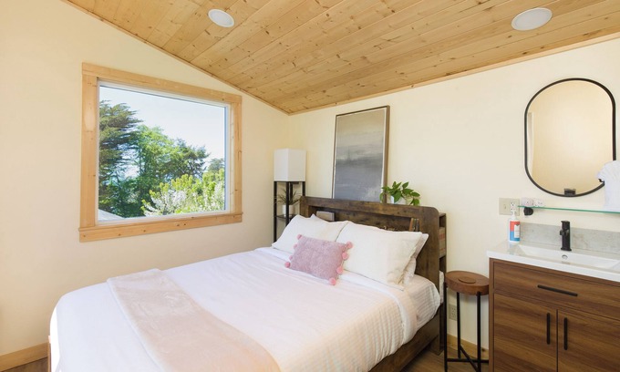 Westhaven-Moonstone Cabin | Moonstone Beach Sanderling Cabin – Cozy Studio w/Ocean Views, Airstream Kitchenette & Deck
