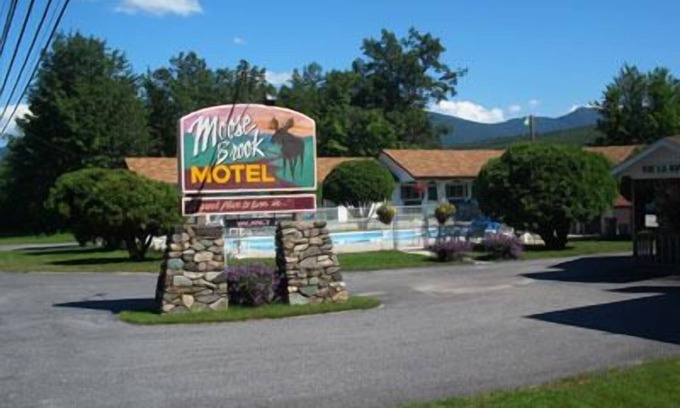 Upper Village Hotel | Moose Brook Motel