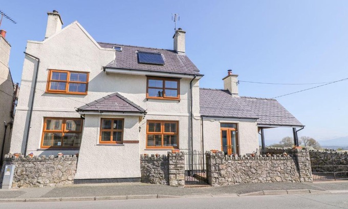 Newborough House | Morannedd