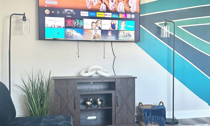 Carver City - Lincoln Gardens House | Morden 3BR Walk to Shops, Eats, Near Airport & DT