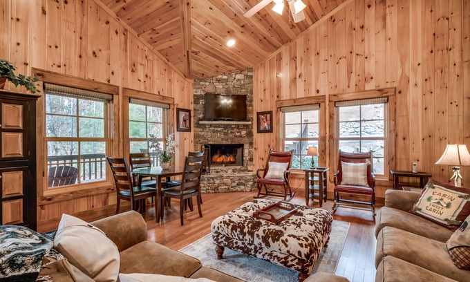 Sapphire Cabin | Morning Mist - Cozy Cabin with Amenities!