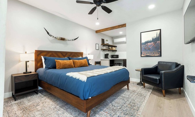 Three Rivers Hotel | Moro RM3 Sequoia Motel- AC, Pool, WiFi, 10min SNP