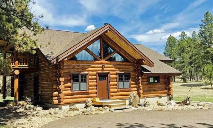 Custer House | Morris Place Lodge next to Stockake Lake in CSP