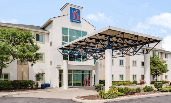 Steeles Industrial Hotel | Motel 6 Brampton, ON - Toronto