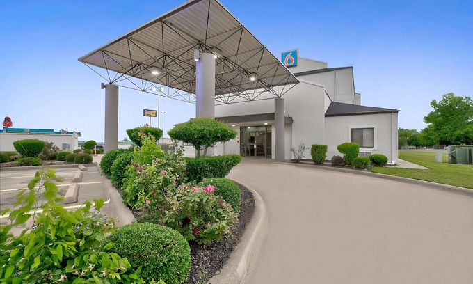 Denison Hotel | Motel 6 Denison, TX