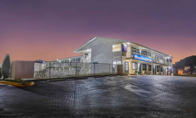 Denton Hotel | Motel 6 Denton, TX - UNT