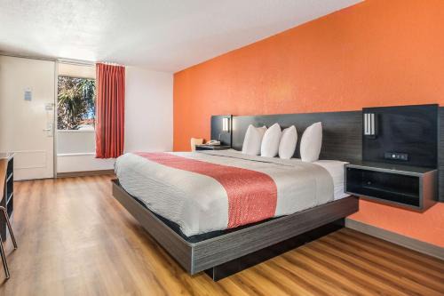 Florence Hotel | Motel 6-Florence, SC