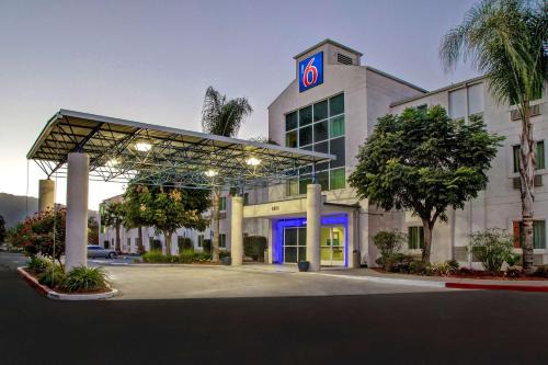 Gilroy Hotel | Motel 6-Gilroy, CA