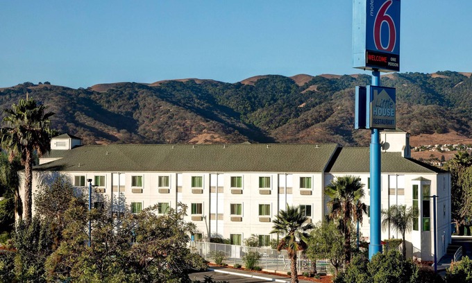 Gilroy Hotel | Motel 6 Gilroy, CA