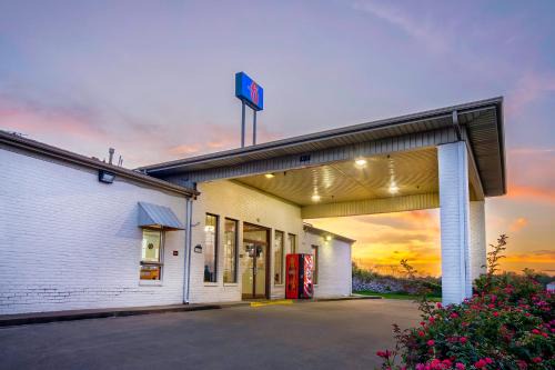 Grand Rivers Hotel | Motel 6-Grand Rivers, KY