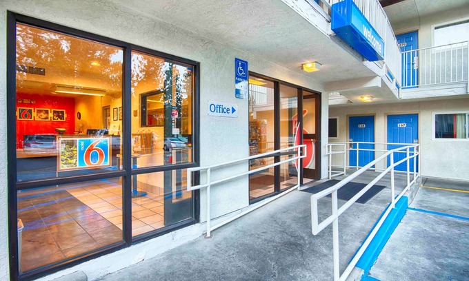 Mammoth Lakes Hotel | Motel 6 Mammoth Lakes, CA