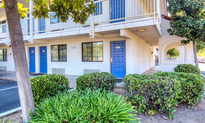 Redding Hotel | Motel 6 Redding, CA - South