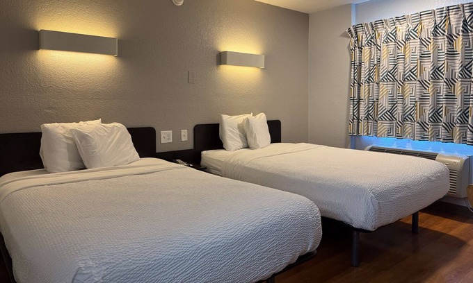 Simi Valley Hotel | Motel 6 Simi Valley, CA