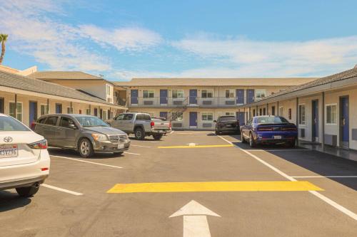 Tustin Hotel | Motel 6, Tustin, Orange County-CA