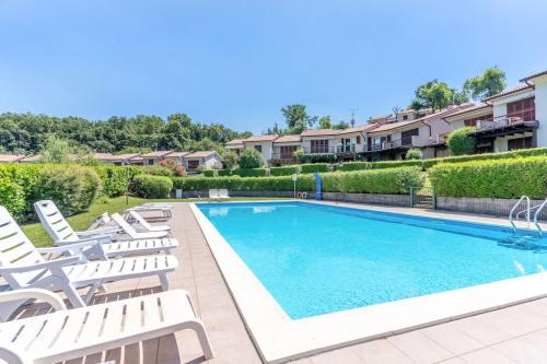 Monte Apartment | Mother of Pearl House with Lake View Pool