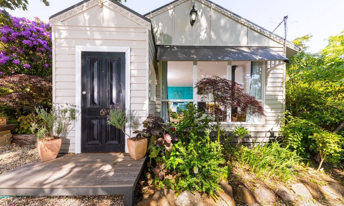 Mount Macedon Cottage | Mount Macedon charming country cottage