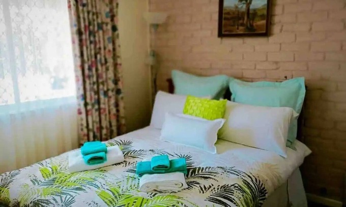 Mitchell House | Mount Panorama View Rainbow Retreat - 5 minutes to race track