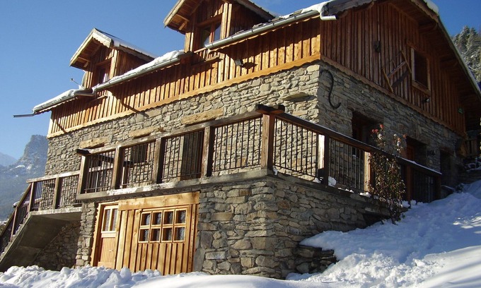 Chateauroux-les-Alpes Ski Chalet | Mountain chalet with sauna and computer near the ski resorts.