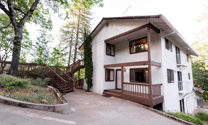 O'Brien Cabin | Mountain Cabin w/Gorgeous Forest Lounge & Hot Tub