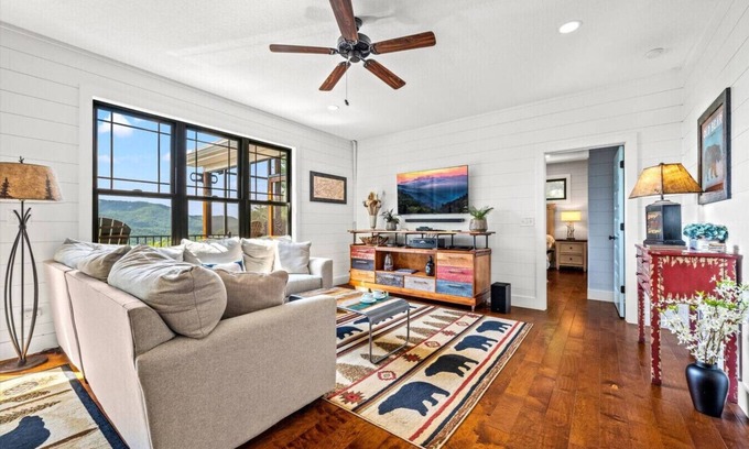 Walland Cabin | Mountain Charm: 4BR w/Incredible Views! Hot Tub*Privacy!