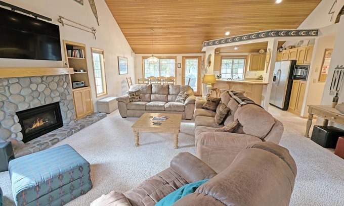 Deer Park House | Mountain decor, 3/2 on North End with SHARC! -PYR07