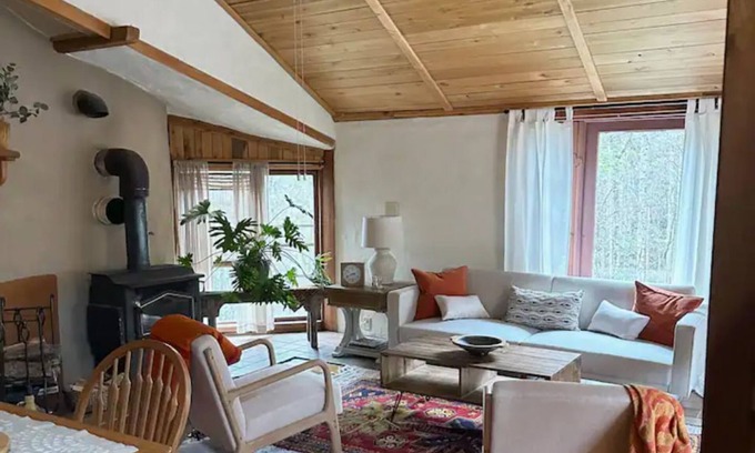 Burnsville Cottage | Mountain Getaway in Celo with Southwest Vibe