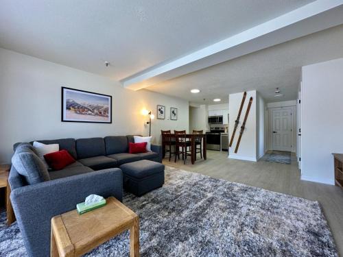 Killington House | Mountain Green Resort - 2BR, 2BA Renovated Condo, Pool, Hot Tub, Shuttle, Gym, Restaurant