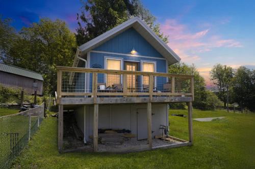 Thomas House | Mountain Koru Near Trails & Town cabin