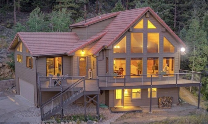 Golden House | Mountain Retreat with Hot Tub Near State Park