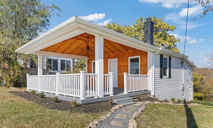 Riverton House | Mountain View Bungalow in Front Royal