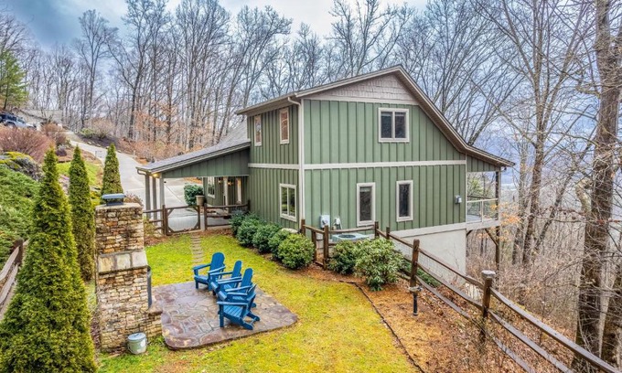 Waynesville House | Mountain-View Hideaway