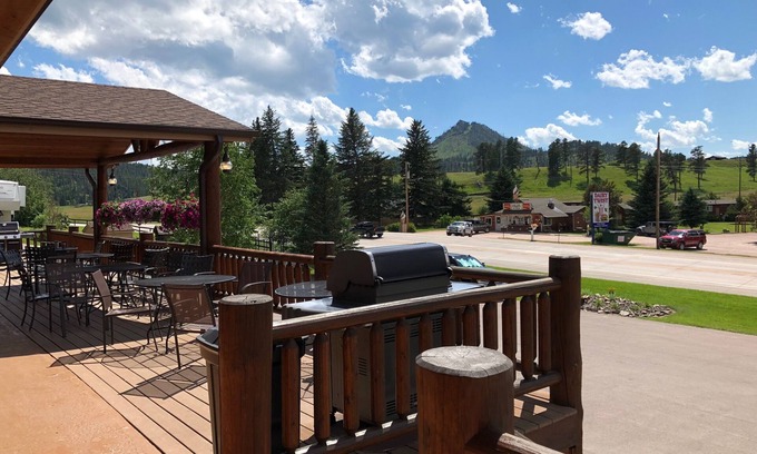 Hill City Hotel | Mountain View Lodge & Cabins