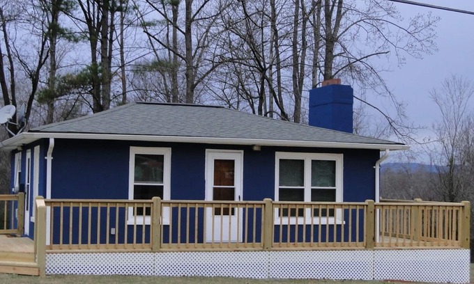 Arlington House | Mountain Views, River fun, Hiking, Biking, Breweries, Golf, and Wineries galore
