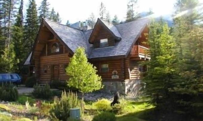 East Kootenay Ski Chalet | Mountainside Log Chalet at Fernie Alpine Resort