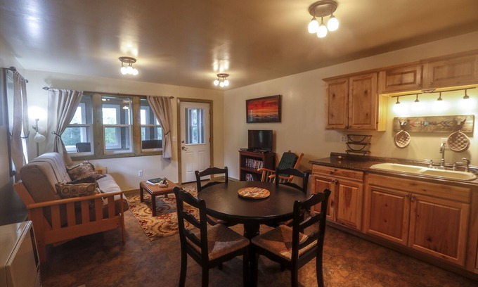 Deltana Apartment | Mountainview Boathouse Apartment.