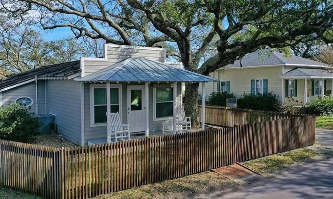 Harkers Island House | Mr. Bennie's Cafe