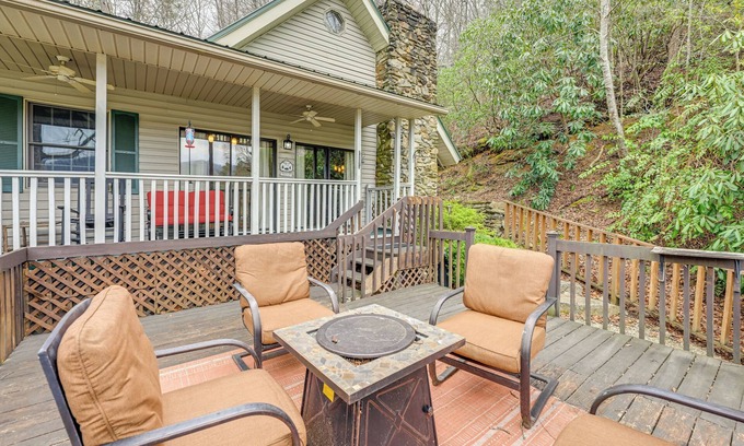 Almond House | Mtn-View Home w/Deck, Fire Pit & BBQ in Almond
